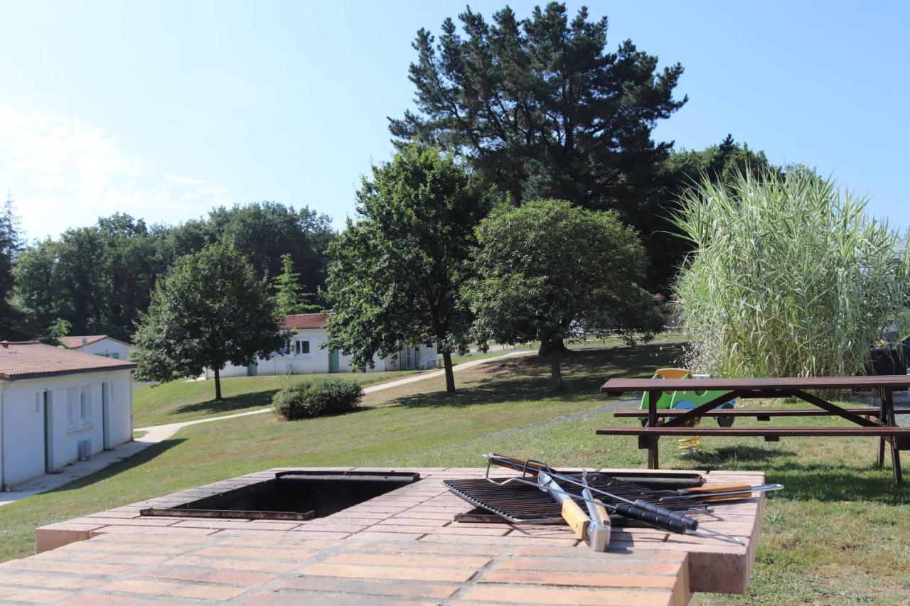 Village Vacances De Chantonnay Bagian luar foto